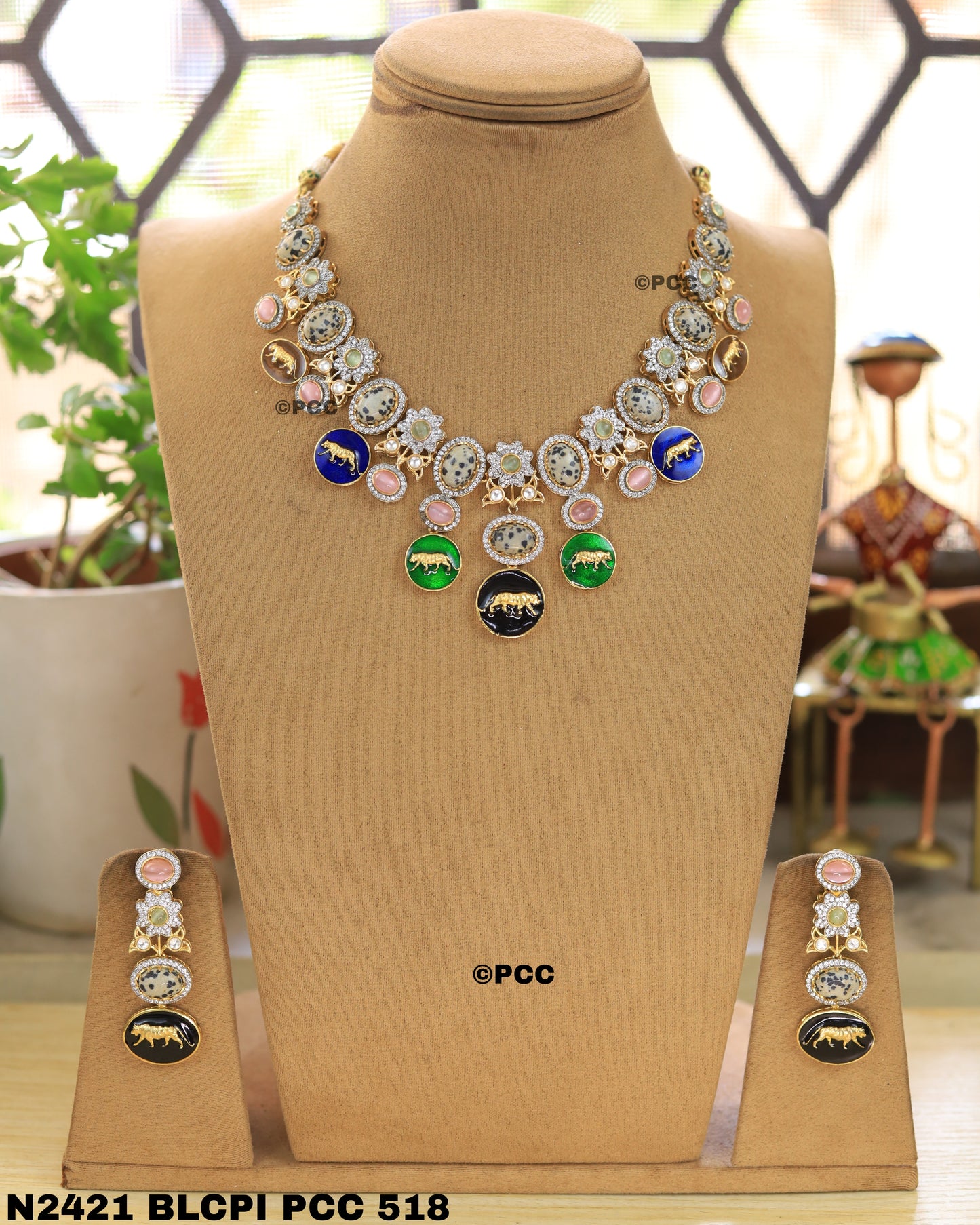 Round Neck Kundan Necklace set with Earrings.