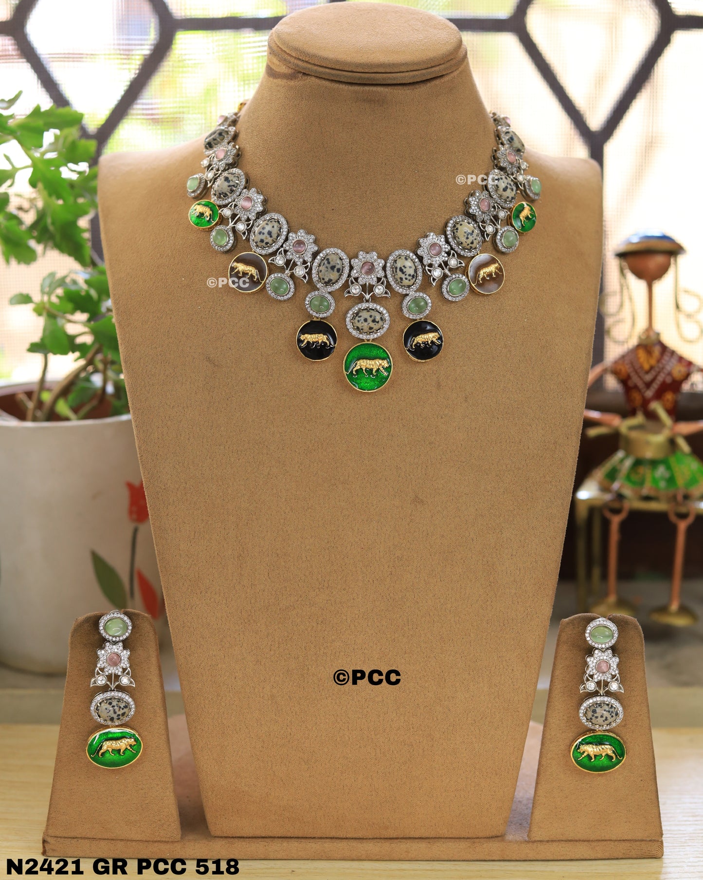 Round Neck Kundan Necklace set with Earrings.