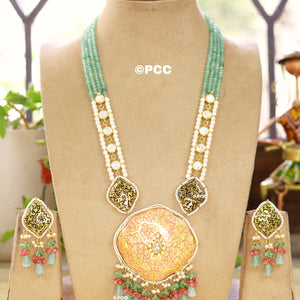 Traditional Kundan Necklace & a Pair of Earring