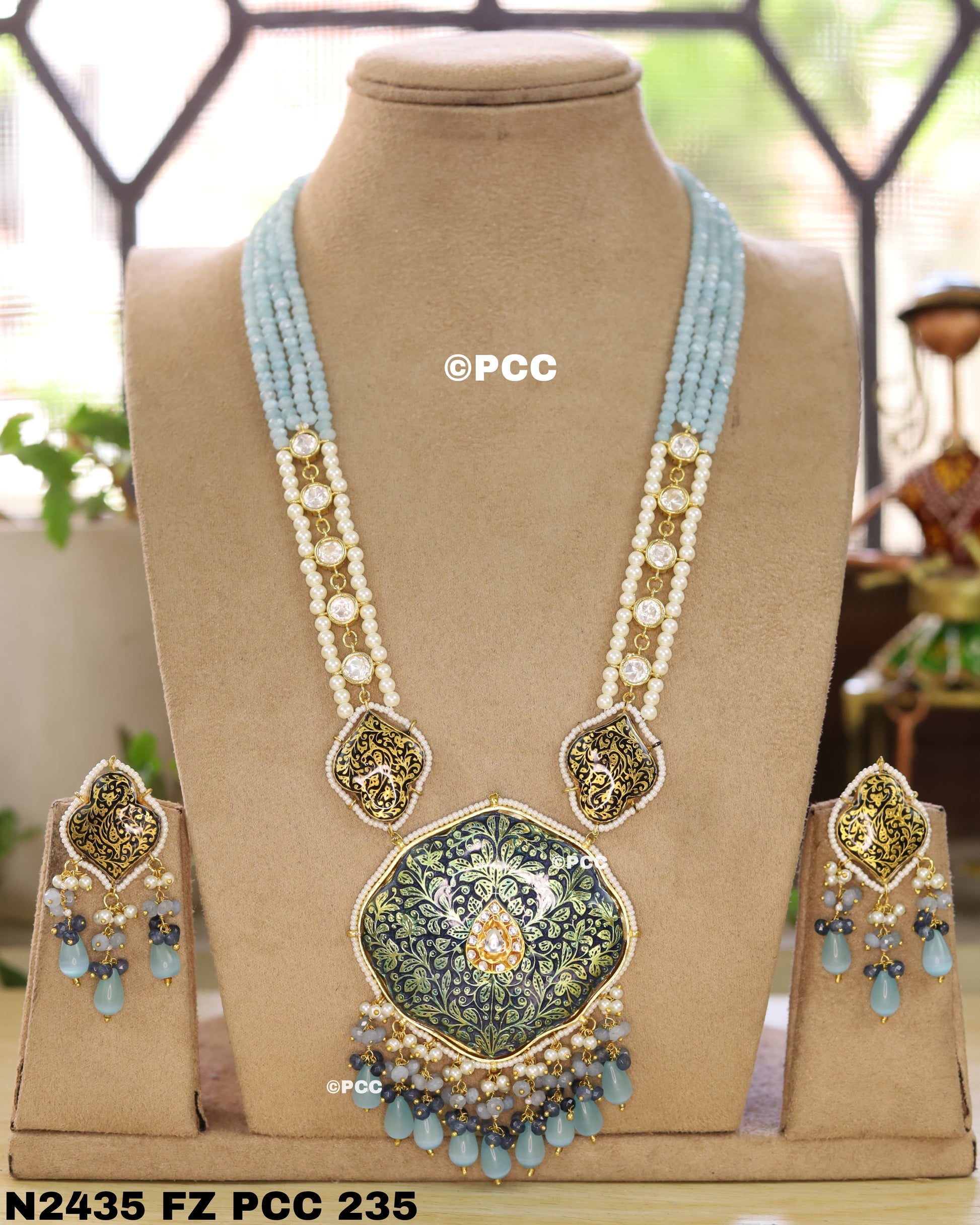 Traditional Kundan Necklace & a Pair of Earring