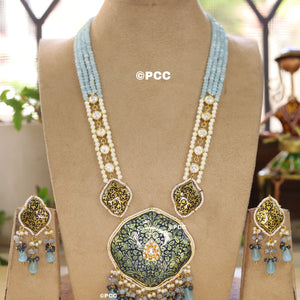 Traditional Kundan Necklace & a Pair of Earring