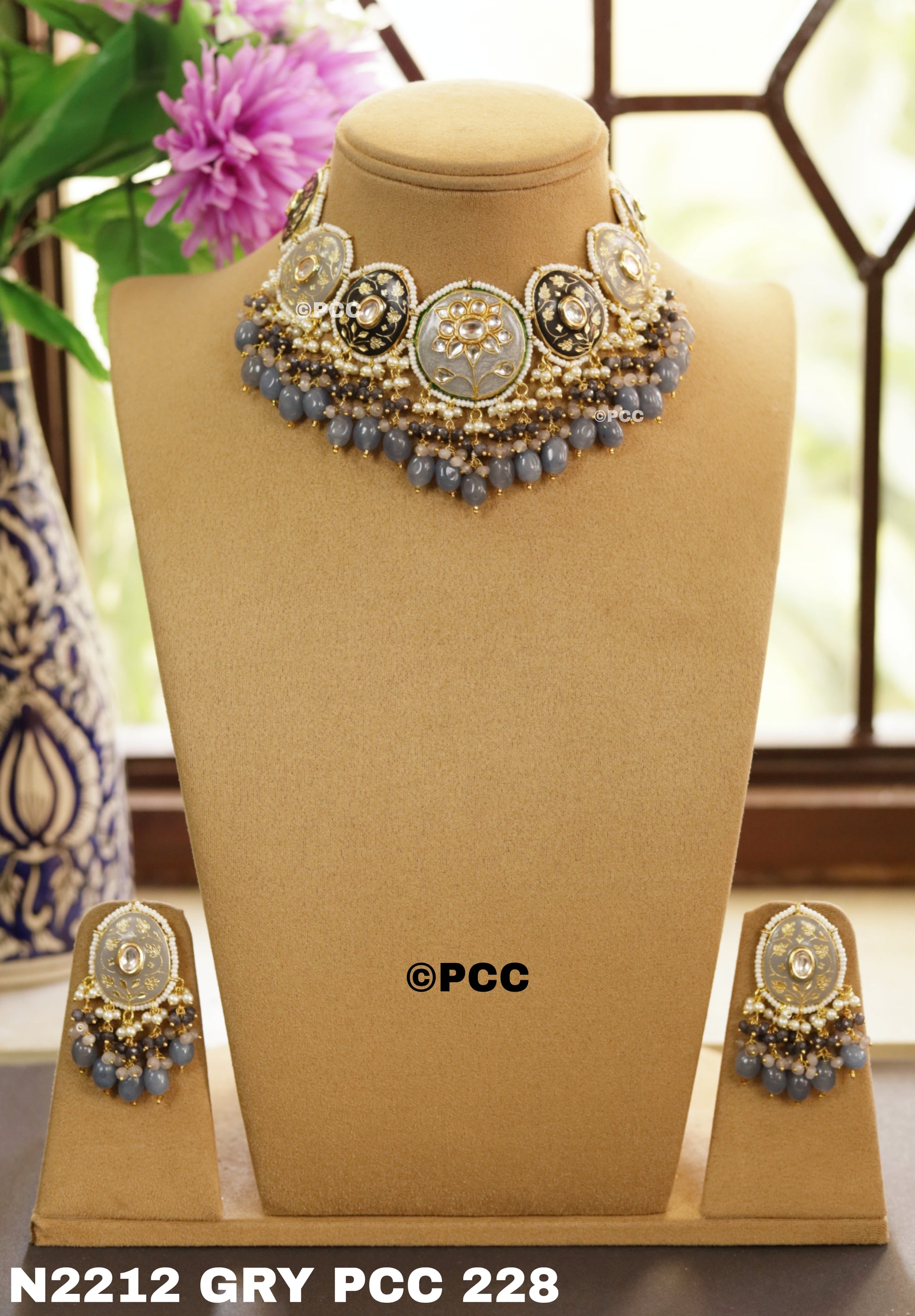 Beautiful Necklace & a pair of earrings