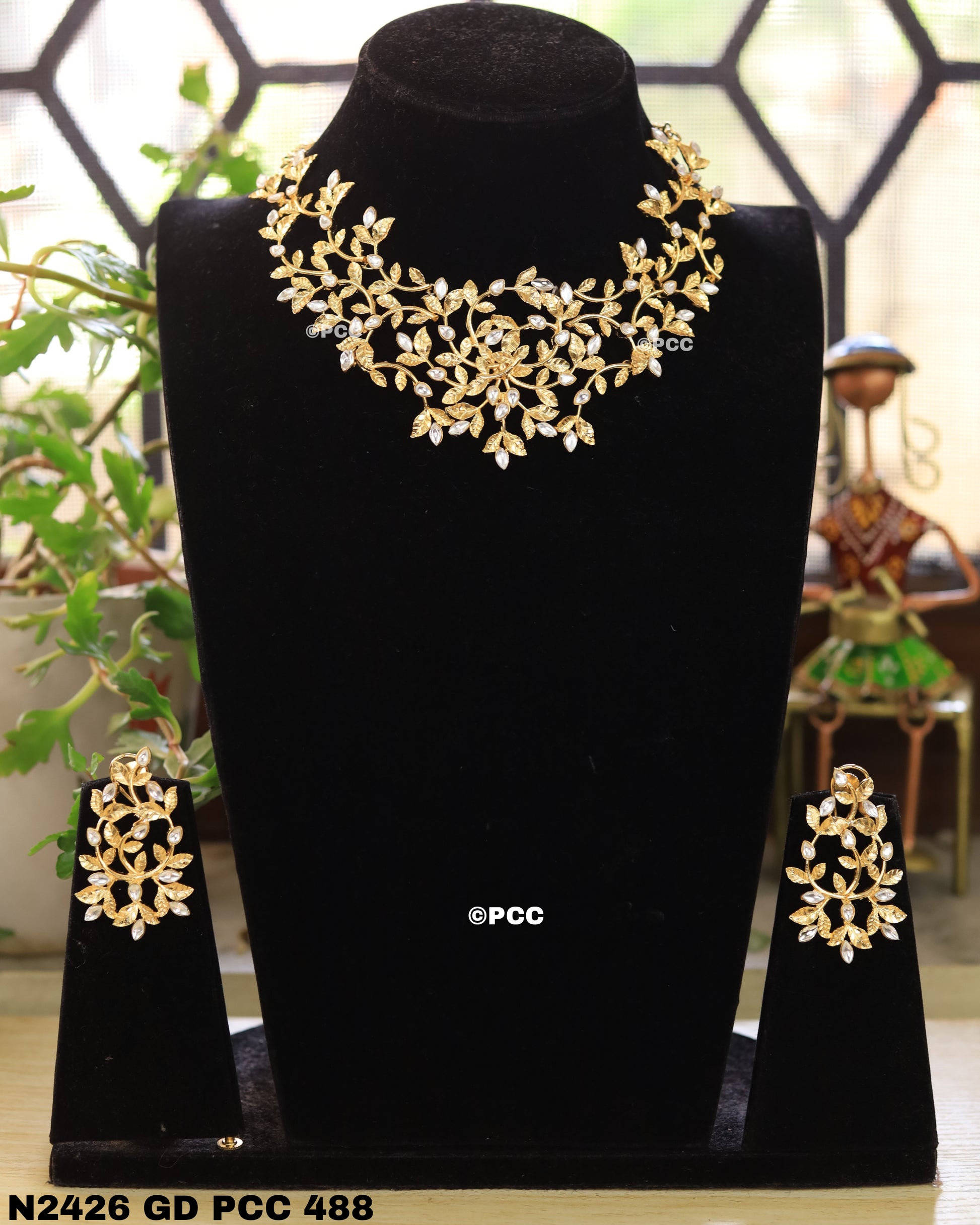 Round Neck Zircon Necklace set with Earrings.