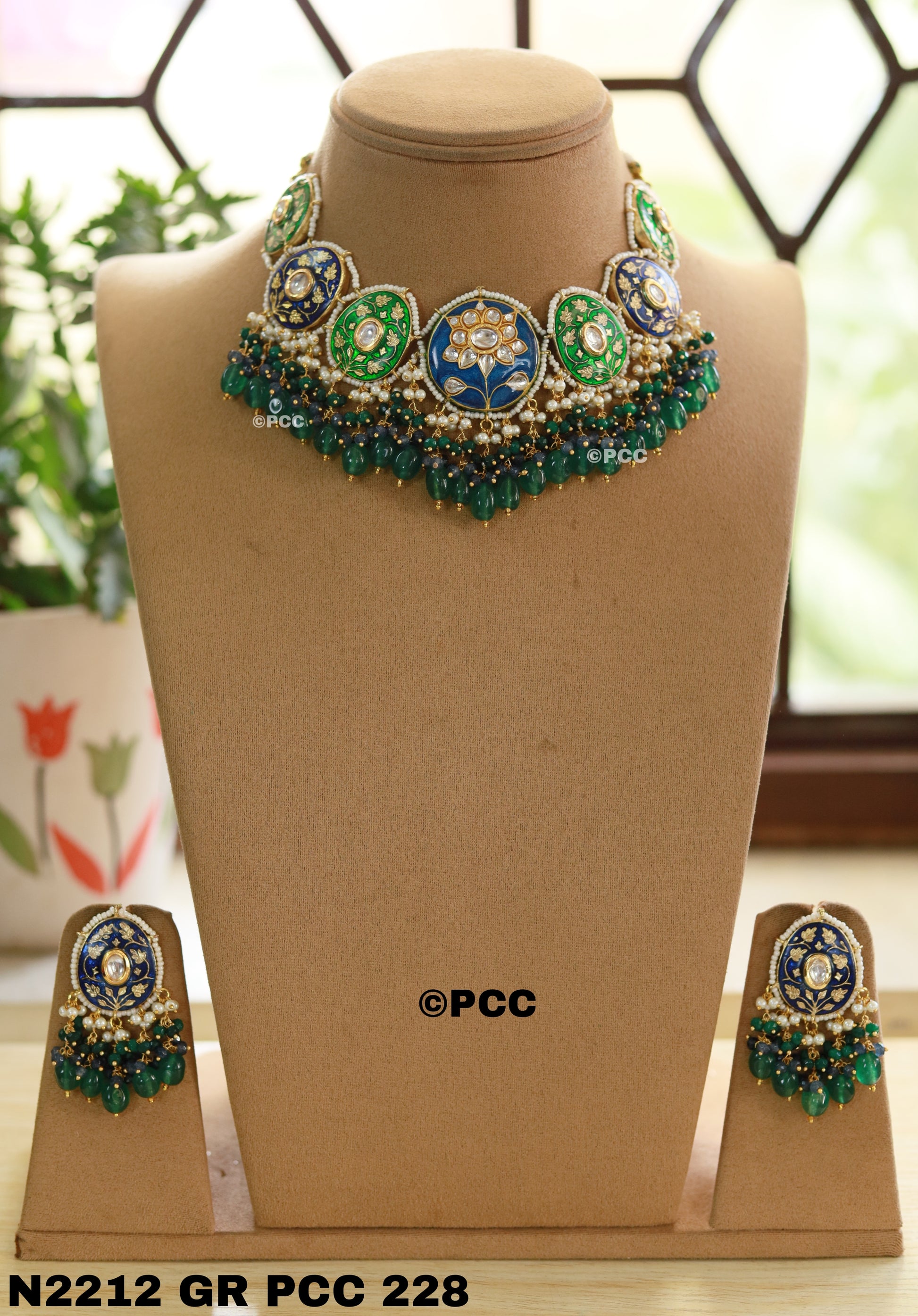 Beautiful Necklace & a pair of earrings