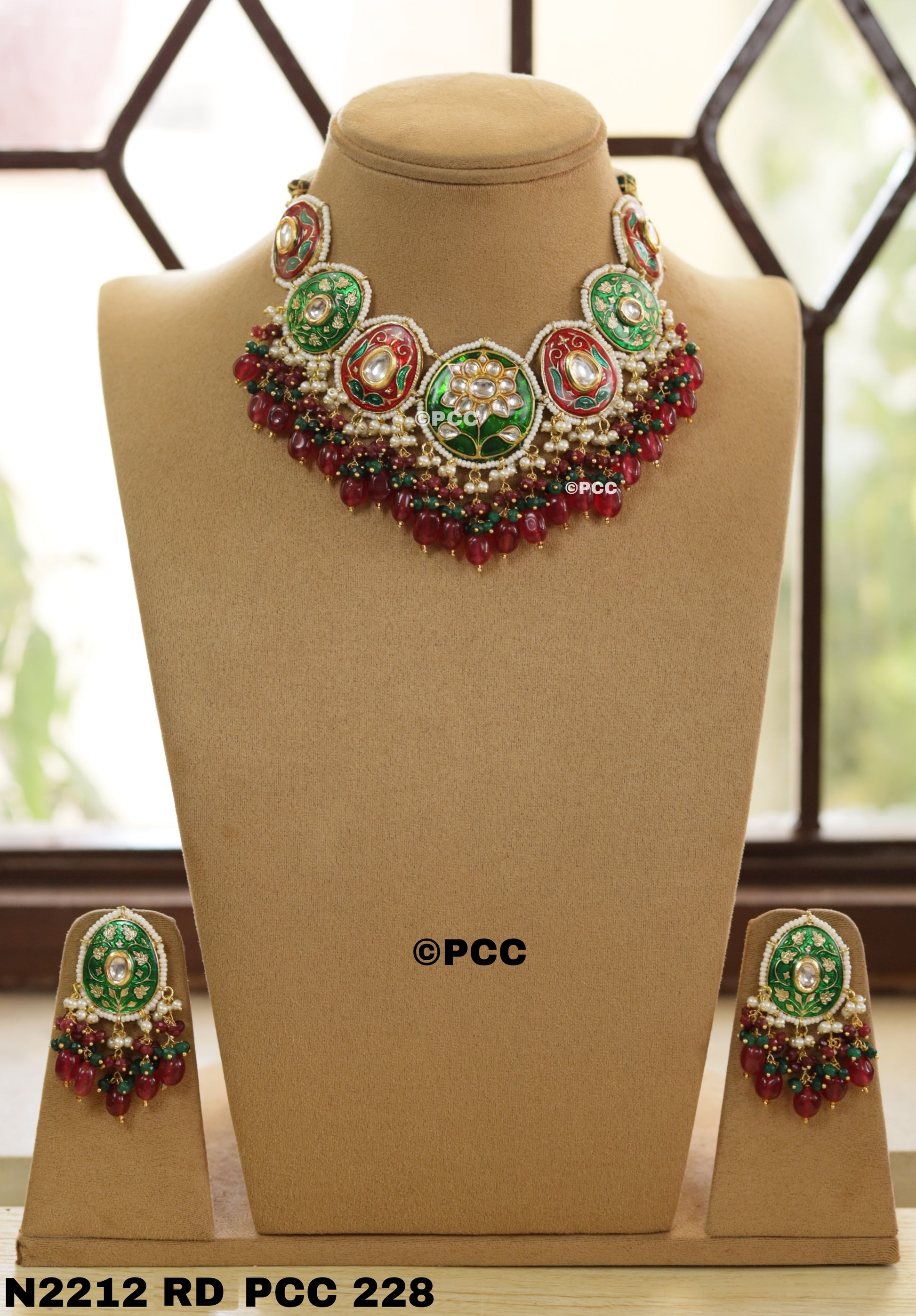 Beautiful Necklace & a pair of earrings